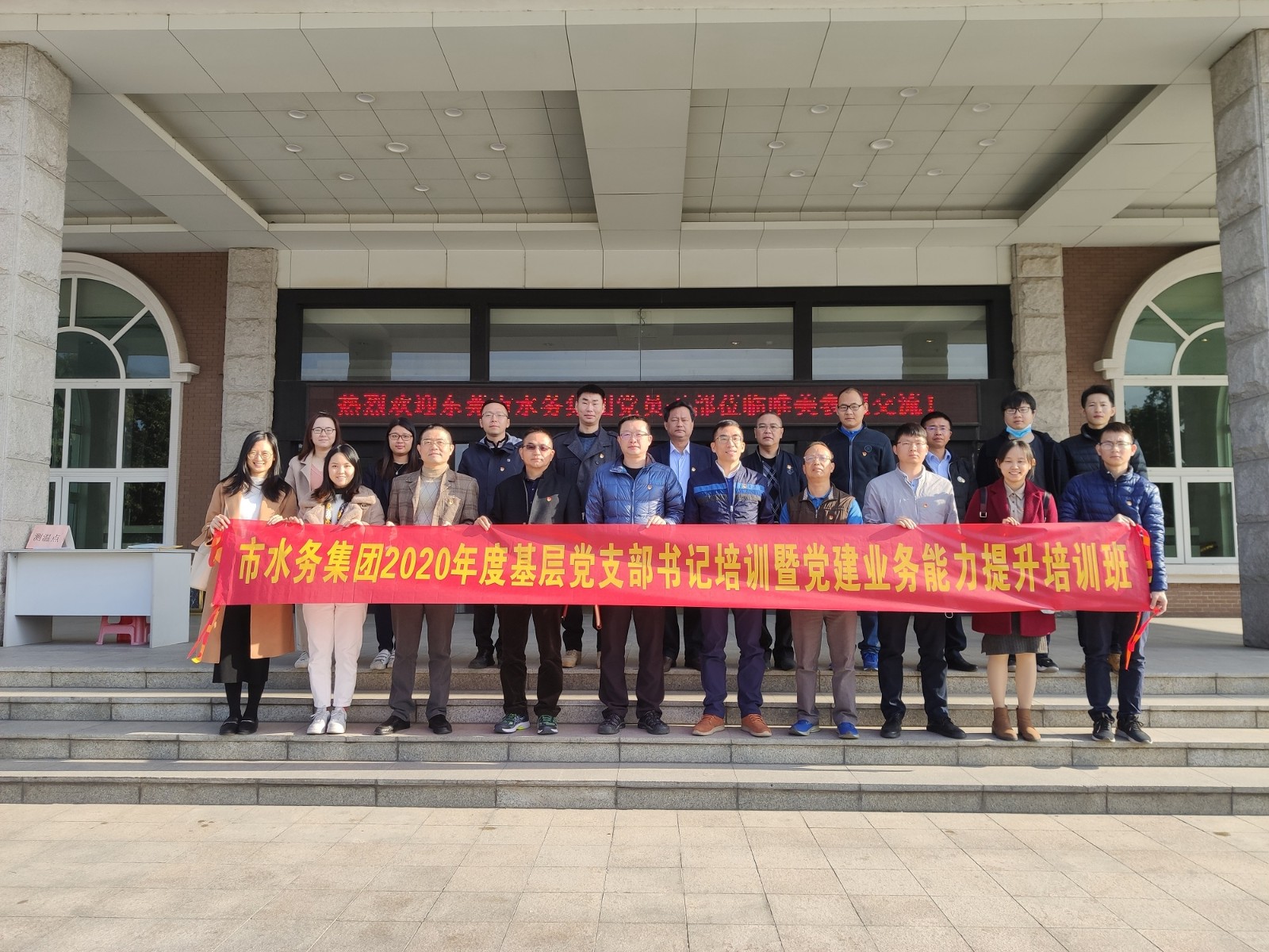 06-图注：开展唯美陶瓷公司学习党建经验现场教学.jpg