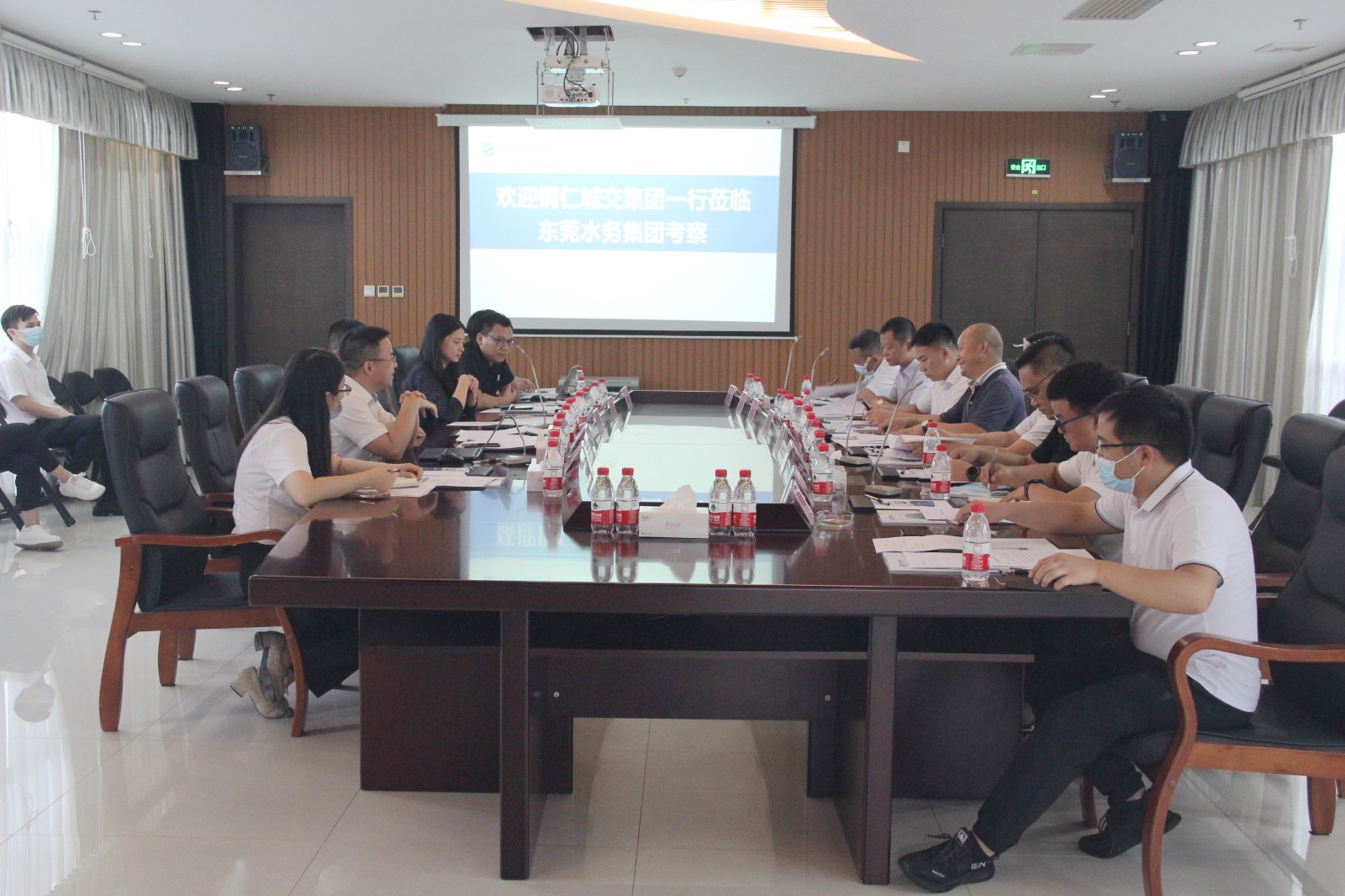 开展座谈会议深入探讨交流.jpg