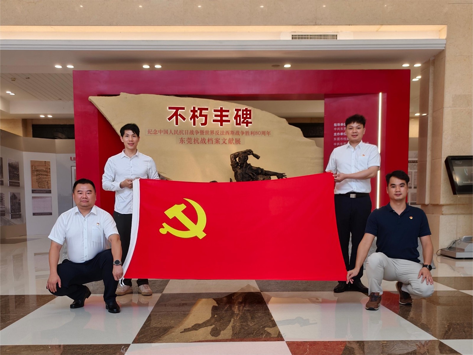 图注3：科技公司组织退役军人职工参观《不朽丰碑——东莞抗战档案文献展》.jpg